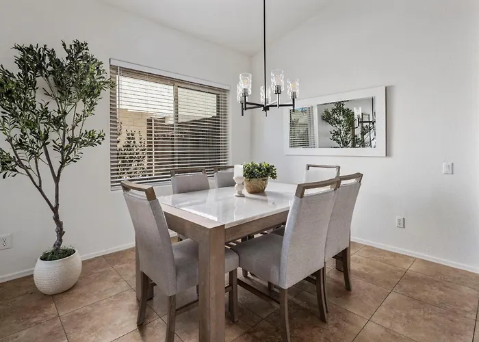 Luxe 4br Desert Oasis W Pool Mtn Views