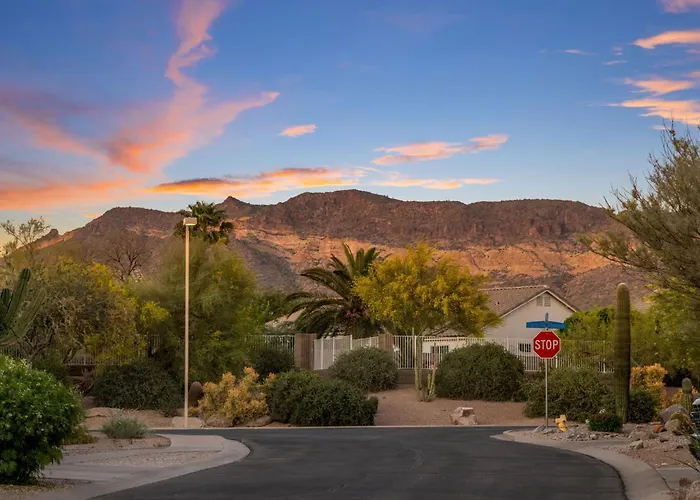 Luxe 4br Desert Oasis W Pool Mtn Views Holiday home *